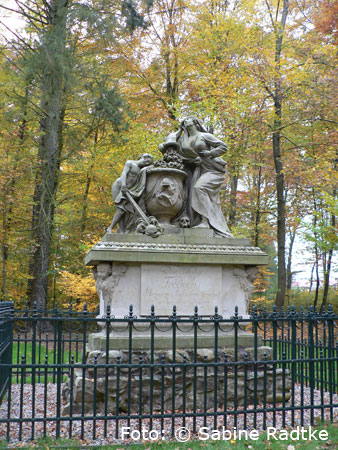 G e d e n k s k u l p t u r   i m   P a r k   
